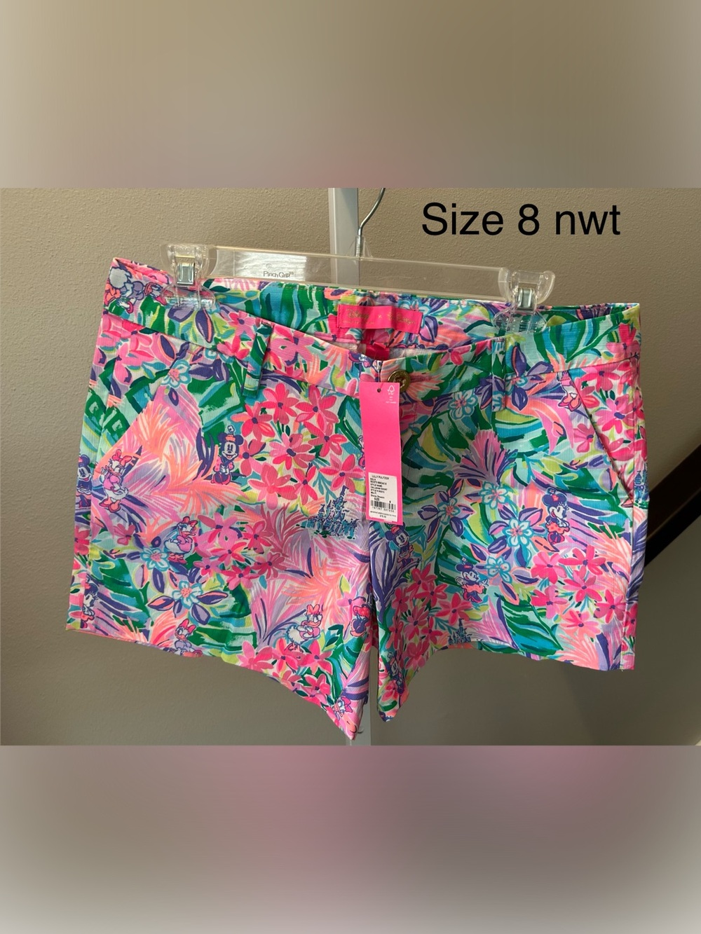 Lilly Pulitzer Disney size 8 shorts nwt
Disney dreamin Callahan short
